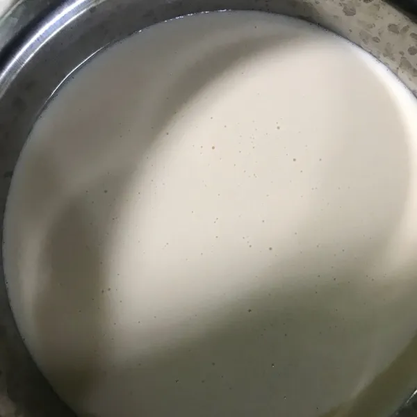 Sisakan 2 sendok sayur adonan kulit untuk lapisan luar risol. Sisihkan.