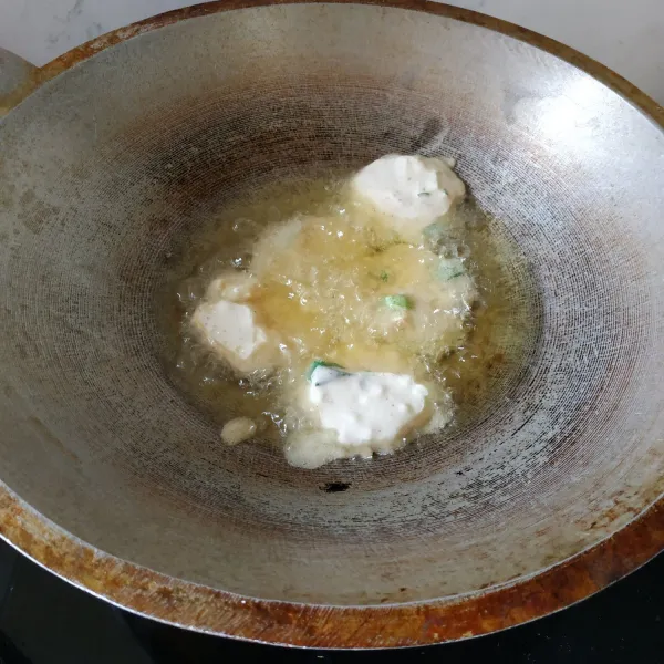 Goreng tempe sebentar saja hingga warna nya berubah menjadi putih keemasan (setengah matang).