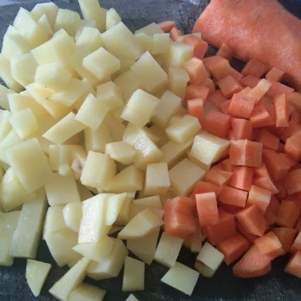 Bahan isi: Kupas dan potong dadu wortel dan kentang kemudian cuci bersih.