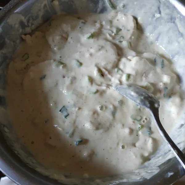 Masukkan tempe ke dalam adonan tepung.