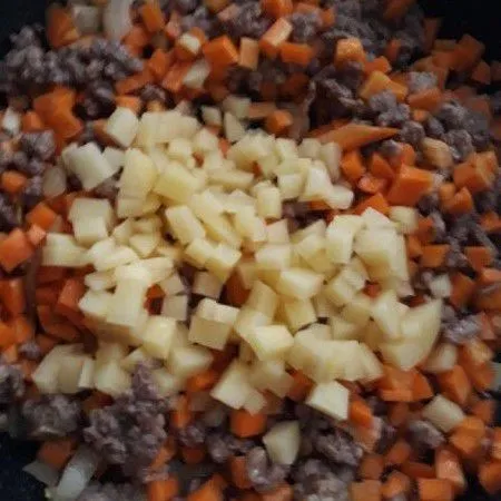 Masukkan wortel dan kentang.