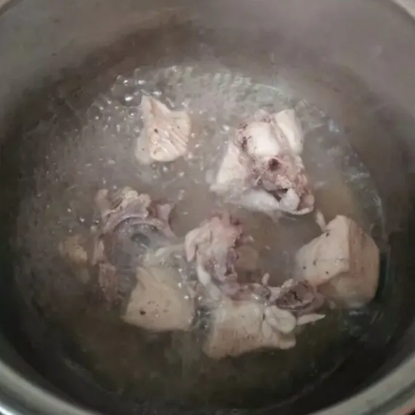 Cuci bersih ayam, lalu rebus ayam dengan 500 ml air biarkan sampe ayam empuk / matang, lalu suwir-suwir ayam dan sisihkan 250 ml air kaldunya.