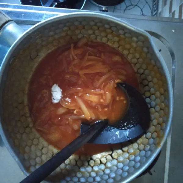 Masukkan tomat dan tambahkan 75 ml air, tumis sebentar. Tambahkan gula, garam, saus tomat, dan saus cabai pedas. Aduk sebentar, tambahkan tepung maizena, aduk sampai mendidih, lalu matikan api kompor.