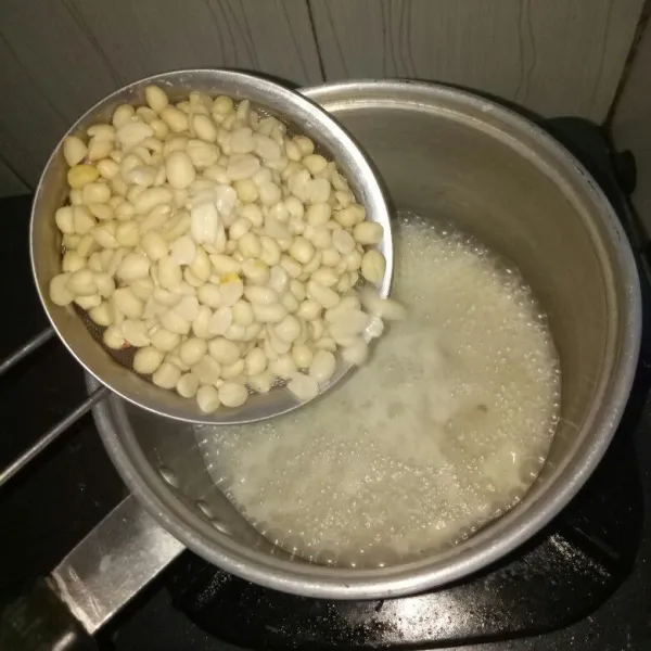 Masak santan sampai mendidih, kemudian masukkan kacang tanah. Masak sekitar 10 menit atau sampai santan surut. Angkat, tiriskan dan biarkan dingin.