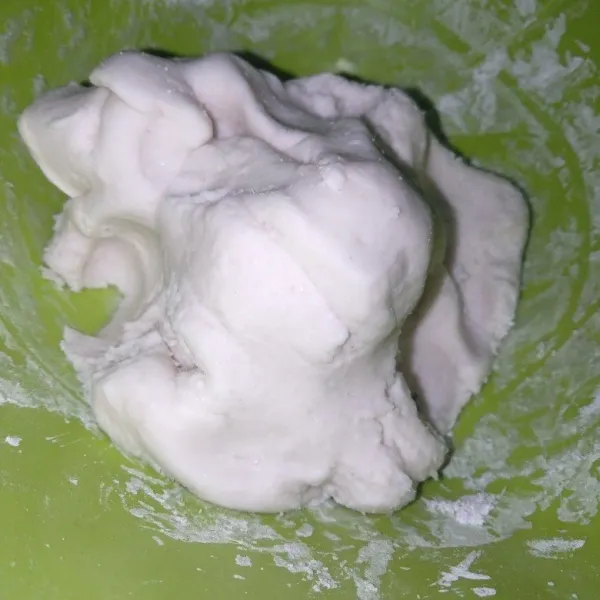 Masukkan tepung tapioka kedalam adonan kemudian uleni sampai dapat dibentuk.