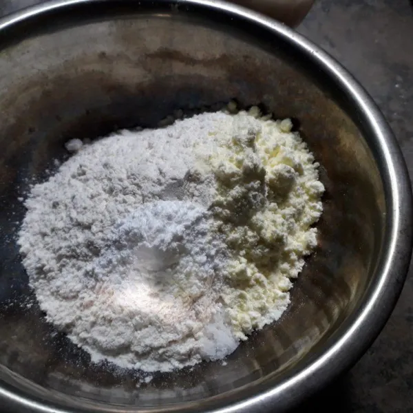 Roti goreng : campur rata tepung terigu, susu bubuk,baking powder dan garam.