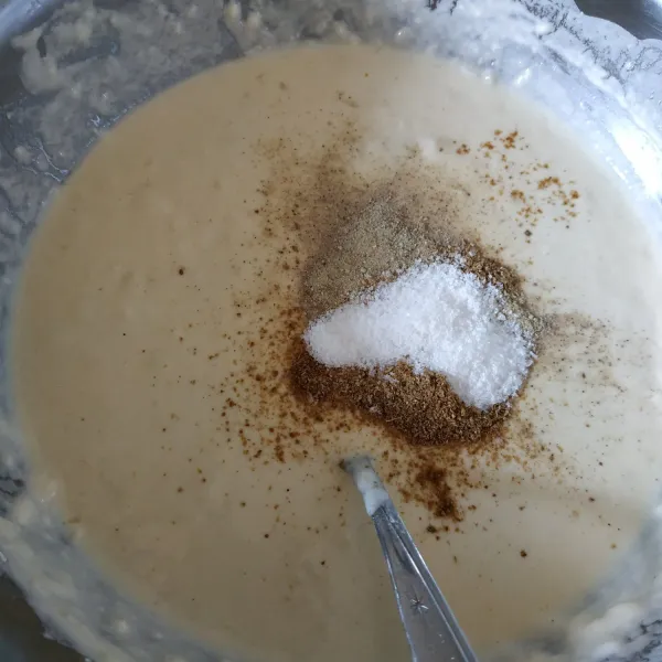 Masukkan bawang putih, garam, lada, dan ketumbar. Aduk rata.