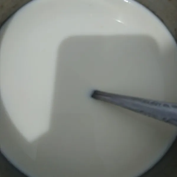 Masukkan susu cair, keju yang sudah di parut ke dalam panci. Tambahkan gula putih, agar-agar, dan maizena.
