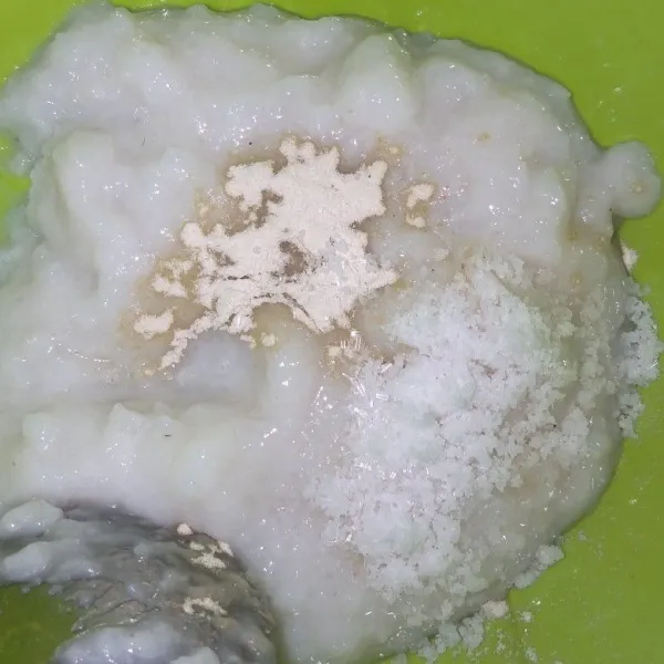 Campur nasi halus bawang putih, garam dan kaldu jamur.