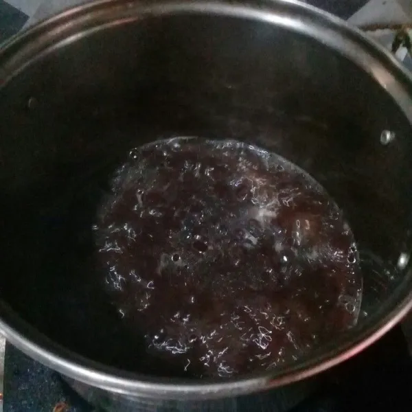 Didihkan air dan beri 1 sdt minyak sayur. Lalu masukan bulatan boba dan rebus selama 20 menit sampai boba mengapung dan matang.
