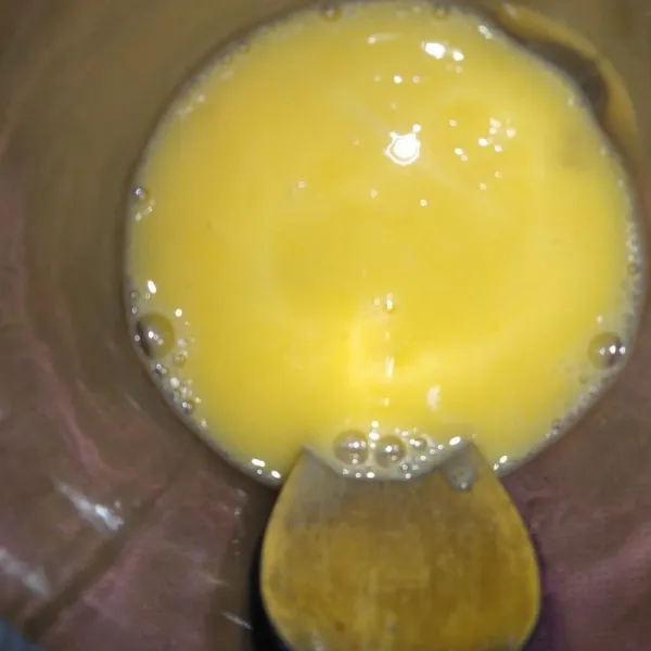 Campur semua bahan telur gulung kocok hingga berbusa.