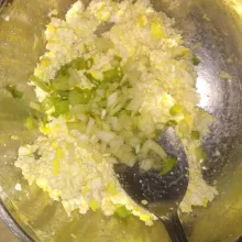 Hancurkan tahu dengan garpu, lalu campurkan irisan daun bawang dan bawang bombay cincang aduk rata.