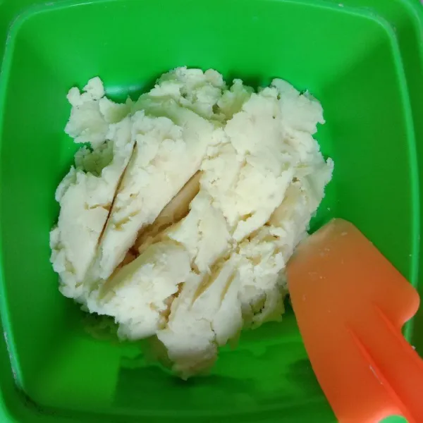 Haluskan kentang.