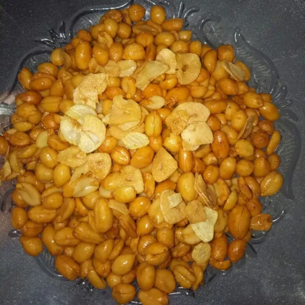 Taburi kacang bawang dengan bawang goreng. Jika mau di simpan tunggu dingin dulu baru masukkan ke wadah kedap udara. Kacang bawang siap dinikmati.