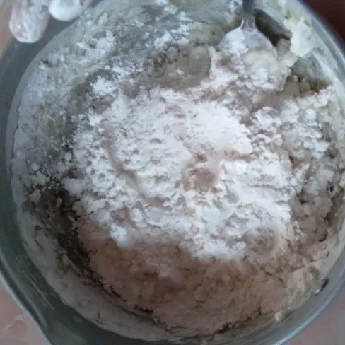 Tambahkan 75 gram tepung tapioka.