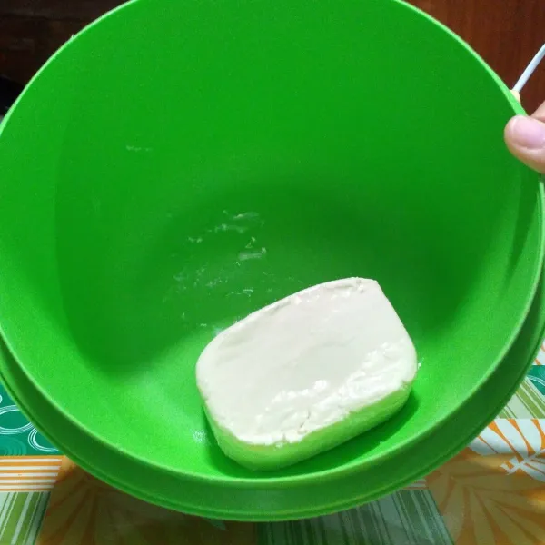 Siapkan cream cheese.
