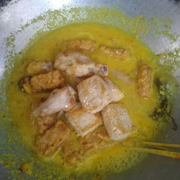 Masukkan ayam, tahu dan tempe.