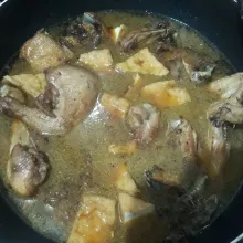 Tambahkan air, kecap manis, garam, kaldu bubuk, dan gula pasir. Setelah itu masukkan ayam dan tahu.