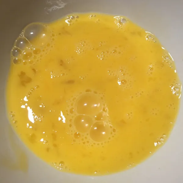 Kocok telur sampai merata.