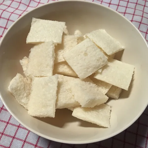 Potong semua roti menjadi dadu seperti di gambar.