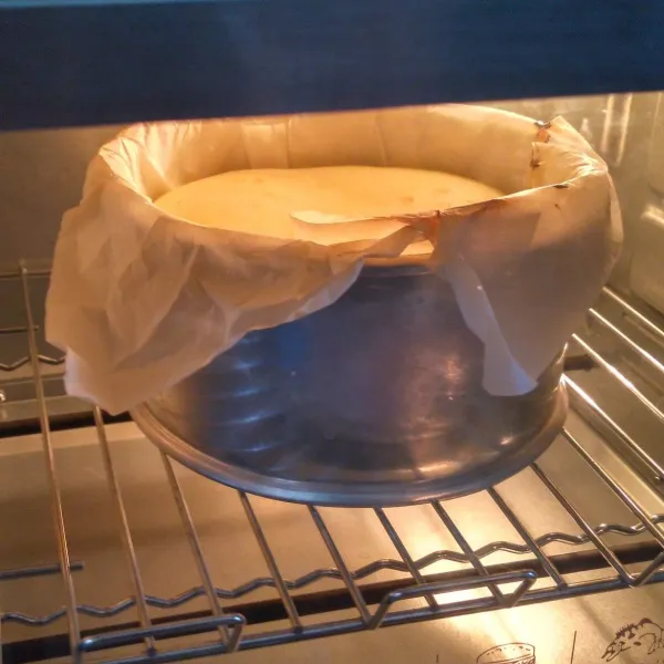 Preheat oven. Panggang dengan suhu 240°C selama 55 menit. 15 menit terakhir cuma pakai api atas biar dapet gosongnya.