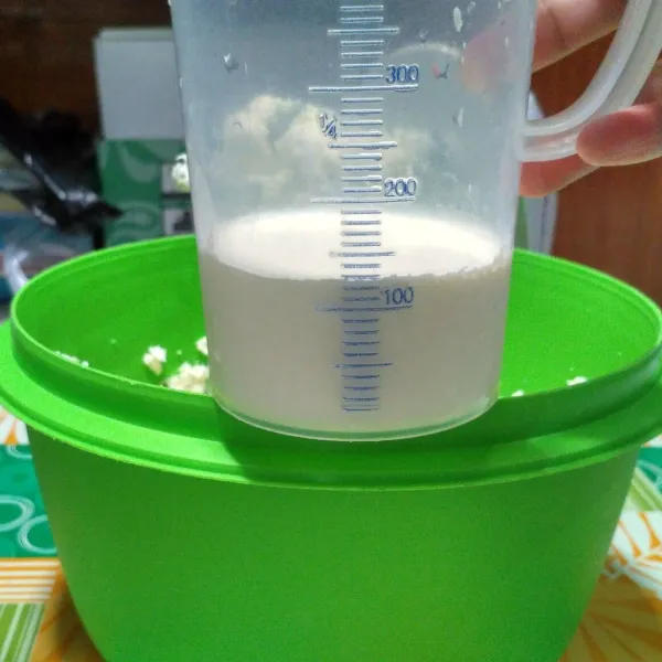 Tuang whipped cream cair.