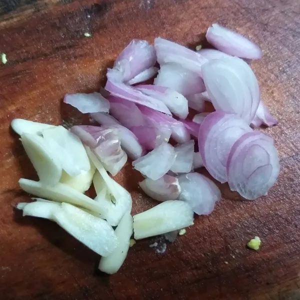 Iris bawang merah dan bawang putih.
