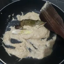 Tumis bumbu halus dan bumbu aromatik hingga harum.