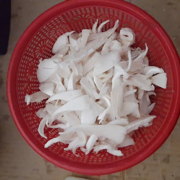 Potong dan cuci jamur hingga bersih.