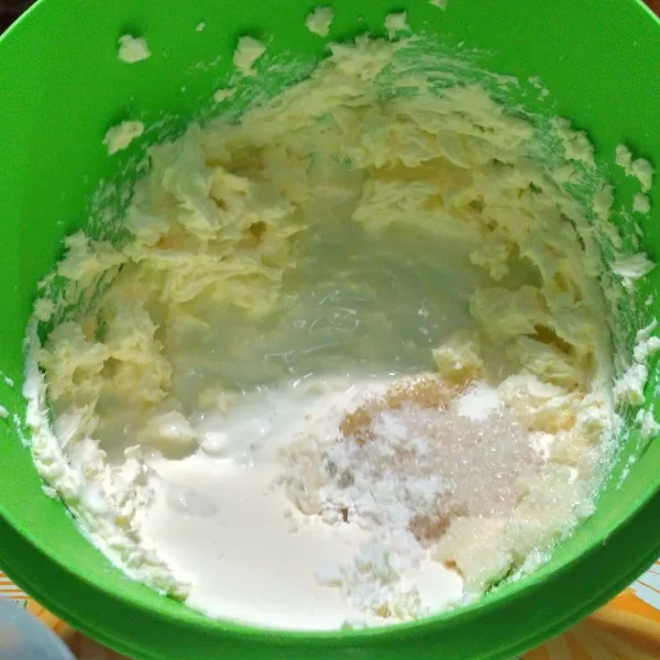 Masukkan gula & tepung.