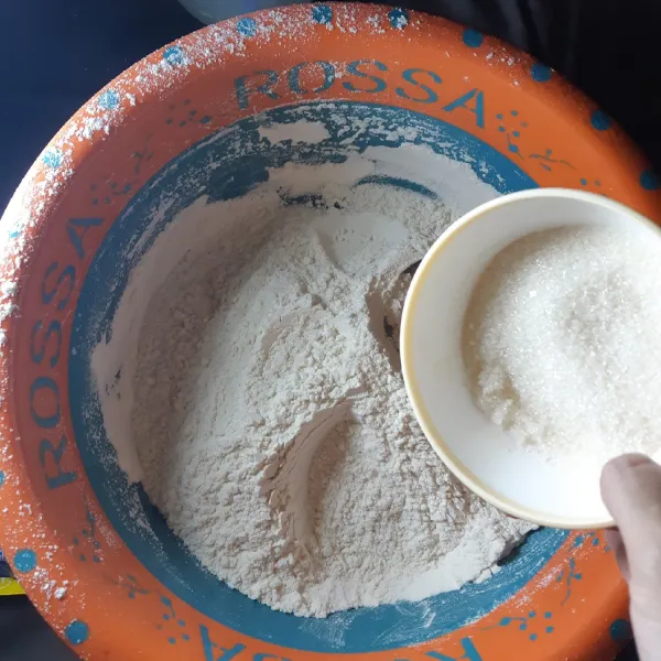 Campurkan tepung terigu dengan gula pasir, susu bubuk, garam, dan minyak sayur.
