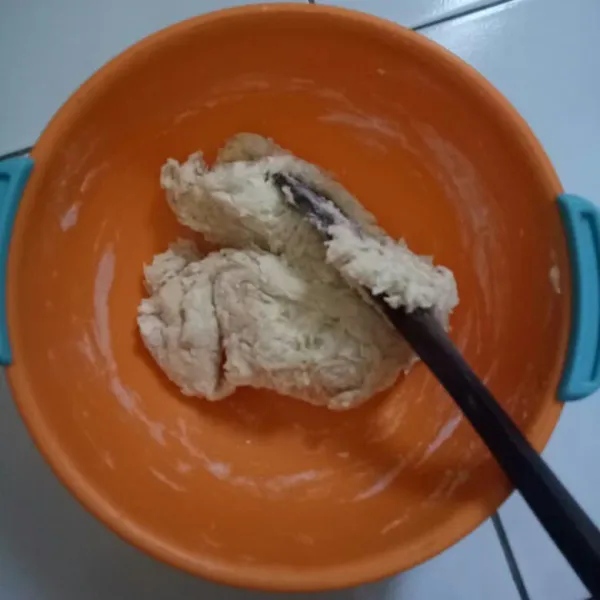 Campurkan semua bahan roti menjadi 1 kecuali margarin, lalu aduk merata menggunakan spatula kayu.