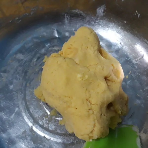 Tambahkan butter dan margarin lalu uleni hingga terbentuk adonan.