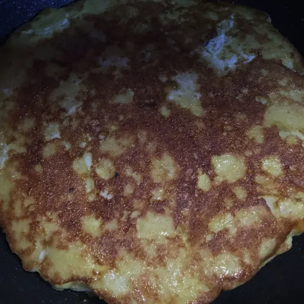 Jika ingin bagian atas pizza masak dengan sempurna, balikkan pizza menjadi seperti di gambar. Diamkan beberapa saat hingga di rasa bagian atas pizza yang sudah dibalikkan matang.