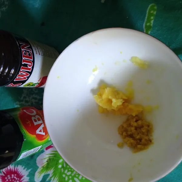Campur baput parut, jahe parut & minyak wijen. Aduk rata.