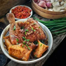 Tuang semur dalam mangkok lalu taburi dengan kucai