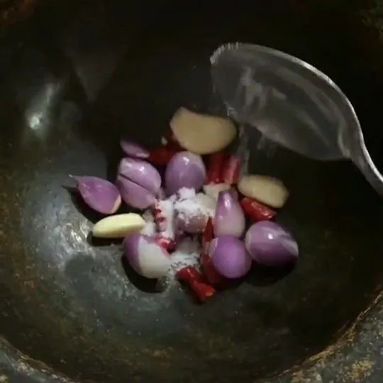 Hakuskan bawang merah, bawang putih dan cabe. Beri sedikit garam.