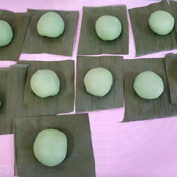 Bulatkan kembali kemudian alasi dengan daun pisang. Diamkan selama 10 menit.