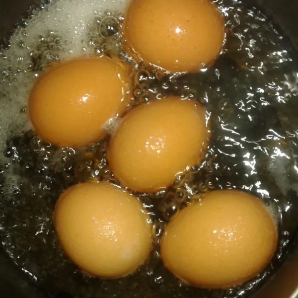 Rebus telur selama 15 menit.