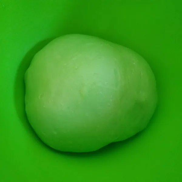 Campur tepung terigu, gula, garam, ragi instan dan pasta pandan. Tuang air secara bertahap, aduk hingga adonan tercampur rata. Masukkan mentega putih, uleni hingga adonan kalis elastis.