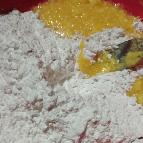 Masukkan tepung tapioka, aduk rata hingga kalis dan bisa dipulung.