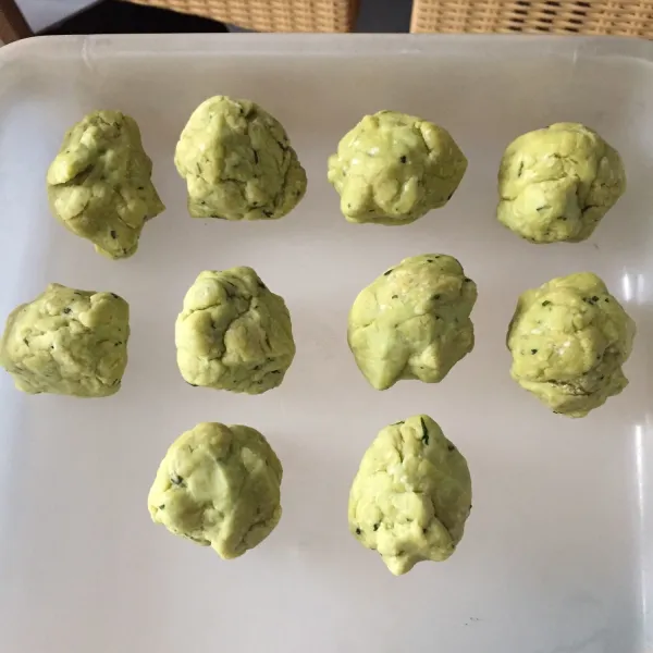 Kemudian timbang adonan @50 gr. Jadi sekitar 10-11 bulatan adonan stik.