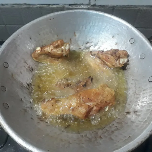 Panaskan minyak goreng lalu goreng ayam hingga setengah matang. Angkat dan Sisihkan.