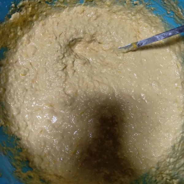 Tambahkan tepung maizena dan terigu, aduk rata setelah itu masukkan baking powder.