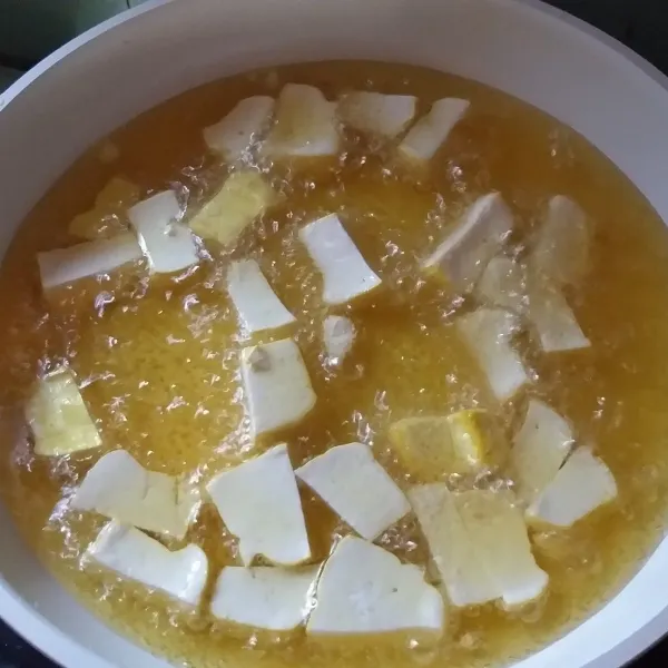 Panaskan minyak, goreng tahu hingga berkulit, sisihkan.
