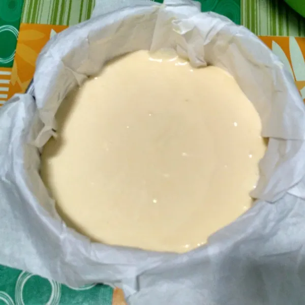 Tuang adonan ke dalam loyang yang sudah dialasi baking paper.