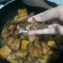 Masak terus hingga ayam matang, bumbu meresap dan kuah menyusut. Koreksi rasa dan tambahkan bawang merah goreng secukupnya.