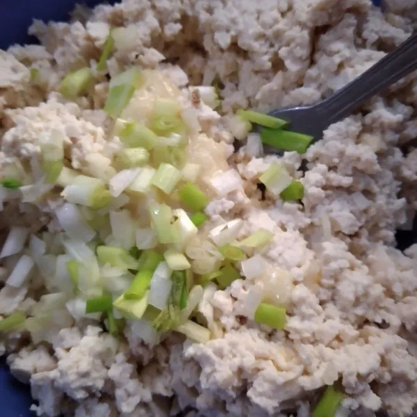 Tambahkan bawang putih, lada bubuk, garam dan daun bawang aduk rata.