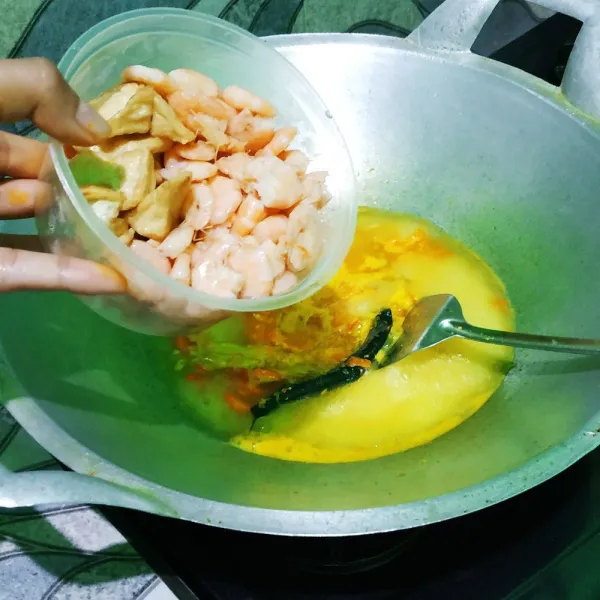 Kemudian masukan tahu dan udang..aduk hingga tercampur rata.
