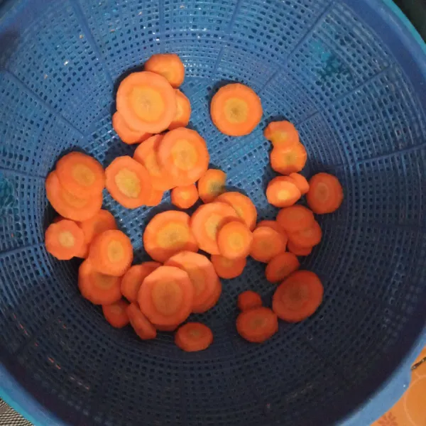 Potong - potong wortel lalu cuci bersih.